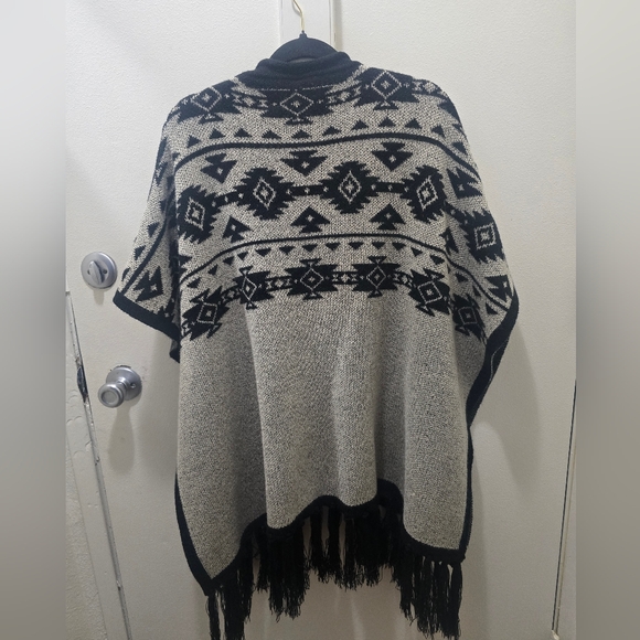 Southwestern Aztec Open Front Poncho with Pockets - Picture 6 of 10